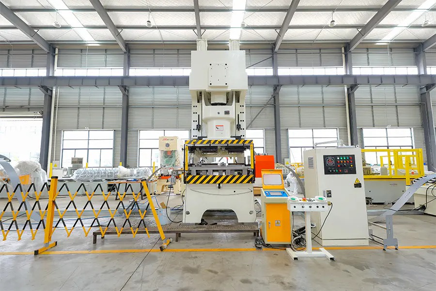 Ano ang mga benepisyo ng isang ganap na automated na strut channel roll forming machine kumpara sa isang semi-automated?